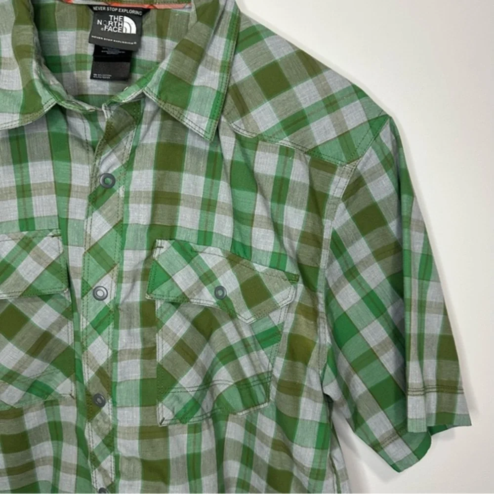 Men’s The North Face Size‎ Small Green Short Sleeve Plaid Button Shirt